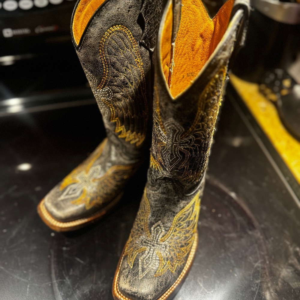 TEEN'S CORRAL CROSS AND WINGS EMBROIDERY SQUARE TOE COWBOY BOOT